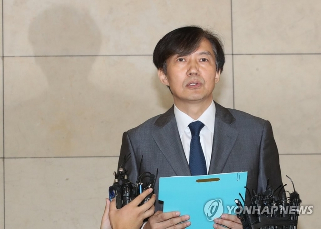 조국 법부무 장관 후보자가 23일 오후 인사청문회 준비 사무실이 마련된 서울 종로구 한 건물에서 입장문을 발표하고 있다.
