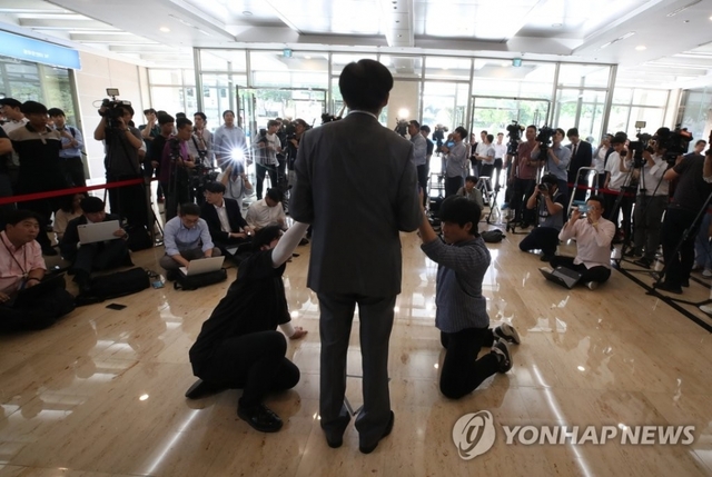 조국 법부무 장관 후보자가 23일 오후 인사청문회 준비 사무실이 마련된 서울 종로구 한 건물에서 입장문을 발표하고 있다.