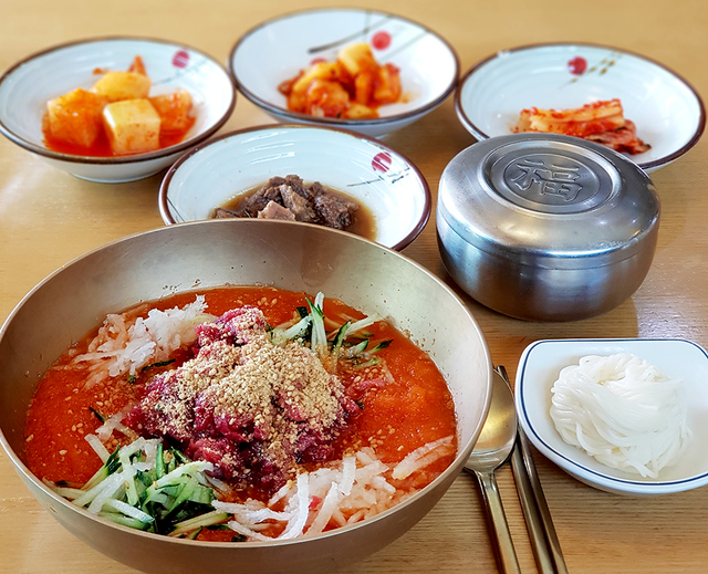 경주 맛집 ‘함양집’의 한우물회 한상.