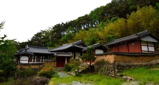 양희지를 배향하는 오천서원(梧川書院). 대구시 수성구 파동 433 무릉계곡 내에 있는 서원이다.