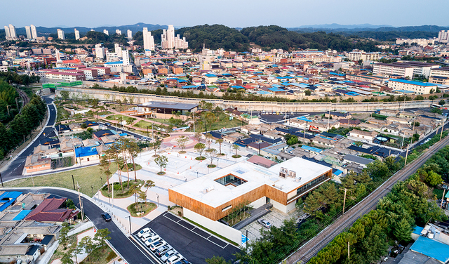 영주시가 철도로 둘러싸여 ‘내륙의 섬’형태로 갇혔던 삼각지 마을을 사회적 약자와 공존하는 공간으로 탈바꿈 시켰다. /에프라인 멘데스 제공