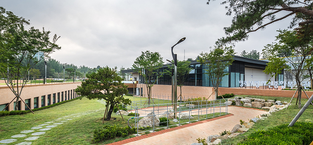 이곳엔 노인종합복지회관과 지난해 대한민국 공공건축상 최우수상을 수상한 장애인복지관이 들어섰다.  /에프라인 멘데스 제공