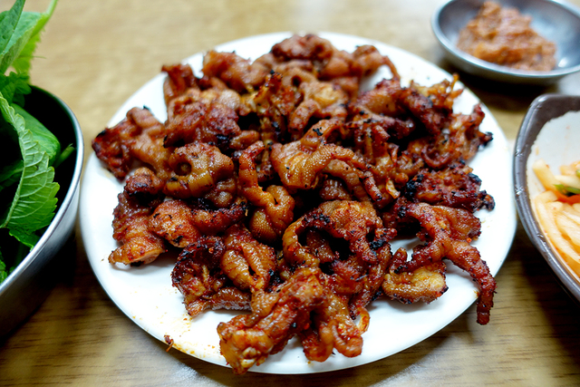 ‘원조닭발’의 연탄구이 닭발.