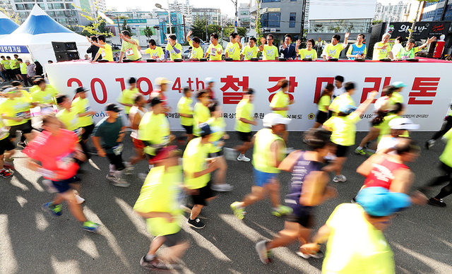 이철우 경북도지사, 장경식 경북도의회 의장, 이강덕 포항시장, 서재원 포항시의회의장, 더불어민주당 오중기 포항시북구위원장, 최윤채 경북매일신문 사장을 비롯한 내빈들이 10km 출전 선수들을 응원하고 있다.