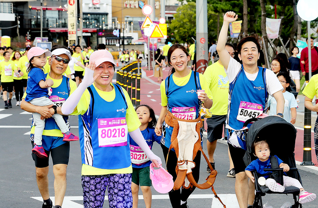 일가족 3대가 함께 5km에 출전한 김남규 씨 가족이 환한 표정으로 결승선에 도착하고 있다.