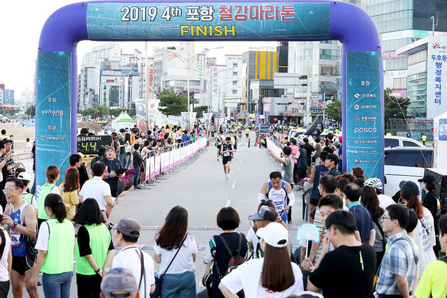 10km 결승선에서 가족과 시민들이 응원을 보내고 있다.