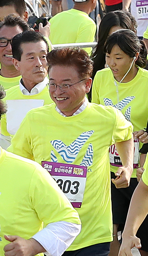 5km에 출전한 이철우 경북도지사가 동호인들과 함께 힘차게 달리고 있다.