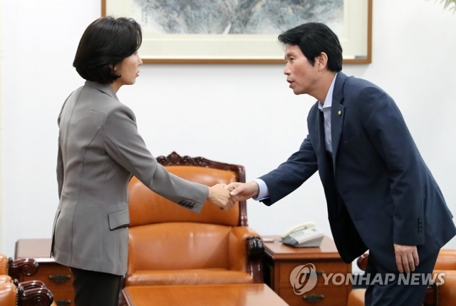 더불어민주당 이인영(오른쪽)ㆍ 자유한국당 나경원 원내대표가 4일 오후 국회 운영위원장실에서 조국 법무부 장관 후보자 인사청문회와 관련해 회동하고 있다.