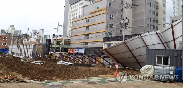 7일 오전 대구시 수성구 한 초등학교 신축 공사장 가림막 일부가 강풍에 무너졌다.