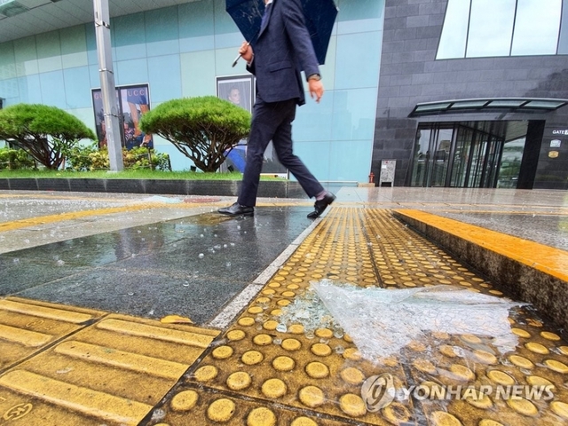 7일 오전 대구의 한 백화점 외벽 유리 일부가 제13호 태풍 '링링'에 따른 강풍으로 인도에 떨어져 파손돼 있다.