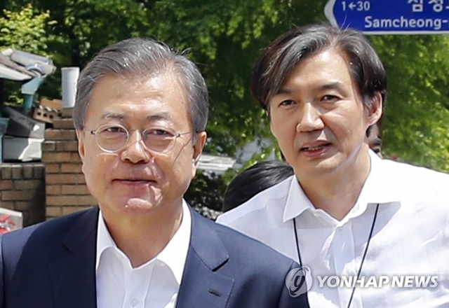 문재인 대통령은 9일 조국 법무부 장관을 임명했다. 사진은 문 대통령 취임 2주년인 지난 5월 10일 삼청동의 한 식당에서 문 대통령과 식사한 뒤 함께 걷고 있는 조국 민정수석.