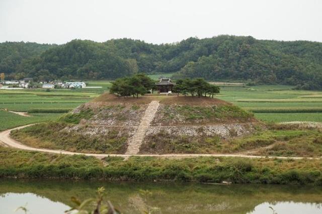안동 시사단(試士壇). 도산서원 맞은편에 있다. 1792년 3월에 정조는 이조판서 이만수(李晩秀)에게 명을 내려서 이황(李滉)의 학덕과 유업을 기리는 뜻에서 도산별과를 신설하여 이 지방의 인재를 선발하도록 하였는데, 이를 시행하고 기념하던 장소가 바로 이곳이다. 1976년 안동댐 건설로 주변 이 물에 잠기게 되자 축대를 10m 정도 쌓아서 보존하고 있다.