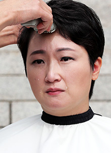 무소속 이언주 의원이 10일 오전 국회 본청 앞 계단에서 조국 법무부 장관 임명 철회와 대국민 사과를 요구하는 기자회견을 마친 뒤 삭발하고 있다.    /연합뉴스