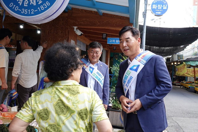 더불어민주당 오중기 포항북구 지역위원장은 지난 9일 포항시 북구 지역위원회 당원 100여명과 함께 영일대북부시장과 두호종합시장 등 지역 전통시장을 찾아 장보기행사를 했다. /안찬규기자 ack@kbmaeil.com
