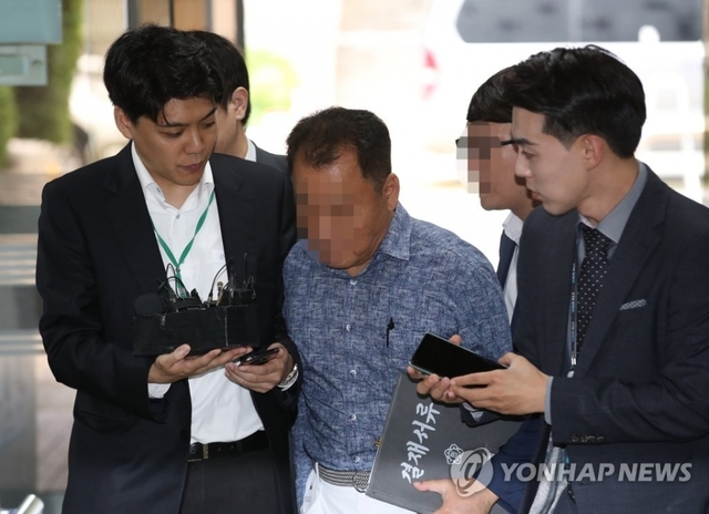 조국 법무부 장관 가족이 투자한 사모펀드로부터 투자받은 가로등점멸기 제조업체 웰스씨앤티 최모 대표가 11일 오전 구속 전 피의자 심문(영장실질심사)을 받기 위해 서초구 서울중앙지법으로 들어서고 있다.