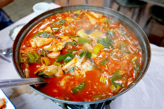 영덕 ‘나비산 기사식당’의 미주구리찌개.