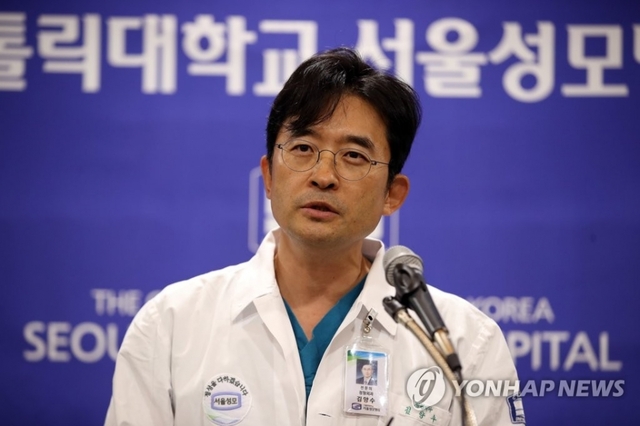 17일 오후 서울 서초구 서울성모병원에서 김양수 정형외과 교수가 박근혜 전 대통령 어깨 수술 관련 브리핑을 하고 있다.