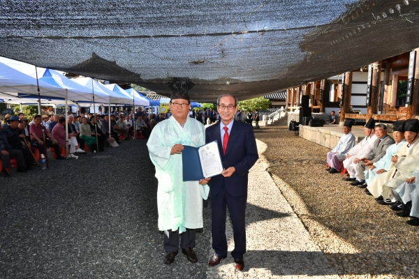 강학계 100주년 전국한시백일장에서 장원을 차지한 이태호 씨.