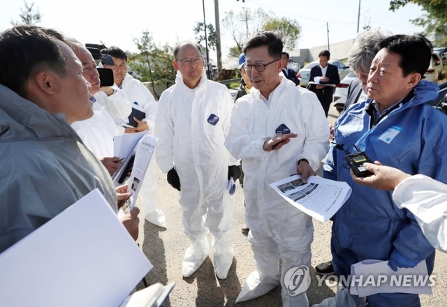 김현수 농림축산식품부 장관(오른쪽에서 두 번째)이 19일 오전 경기도 김포시 통진읍 한 양돈농장 앞에서 아프리카돼지열병(ASF) 대응 방역 상황을 점검하고 있다.