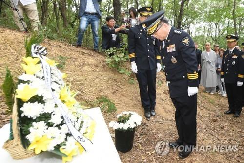 민갑룡 경찰청장이 20일 오후 '개구리소년 사건'의 유골발견 현장인 대구 달서구 와룡산 세방골을 찾아 희생자들을 추모하고 있다.
