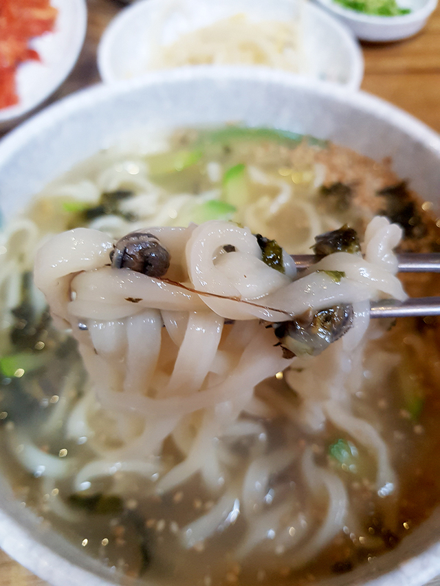 울릉도 도동 ‘돌섬식당’에서 맛보는 따개비칼국수