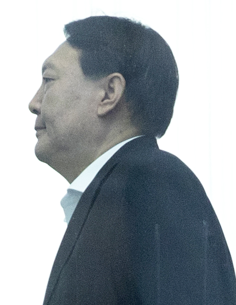 23일 윤석열 검찰총장이 점심 식사를 위해 대검찰청 구내식당으로 향하고 있다.   /연합뉴스