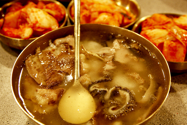 서울 명동 ‘하동관’ 곰탕. 하동관은 이제 80년이 되었다.