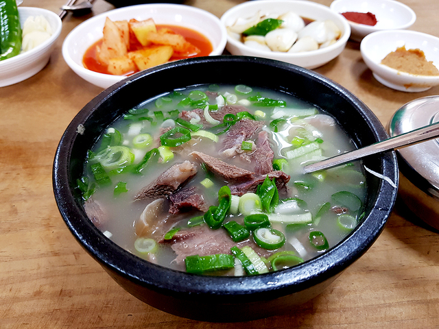 포항 ‘장기식당’의 소머리곰탕. 국물 색깔이 곰탕과 달리 탁하다.