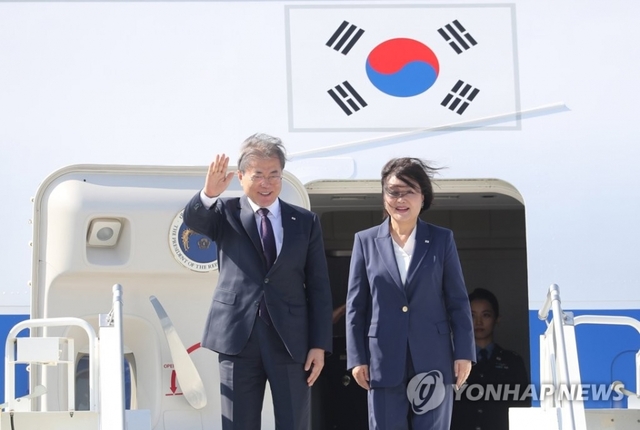 문재인 대통령과 김정숙 여사가 지난 22일 오후(현지시간) 뉴욕JFK 공항에 도착한 공군1호기에서 환영객들에게 인사하고 있다. 문 대통령은 유엔총회 연설과 한미정상 회담 등을 위해 미국을 방문했다.