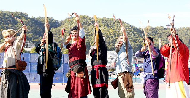 세계 각국 여행자들이 예천세계활축제를 즐기고 있는 모습.