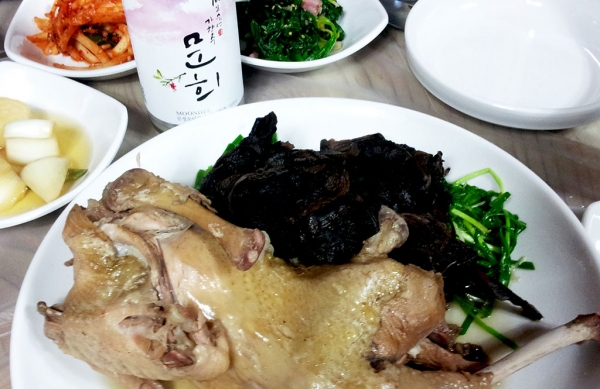 ‘명봉양푼매운탕’의 능이버섯백숙.