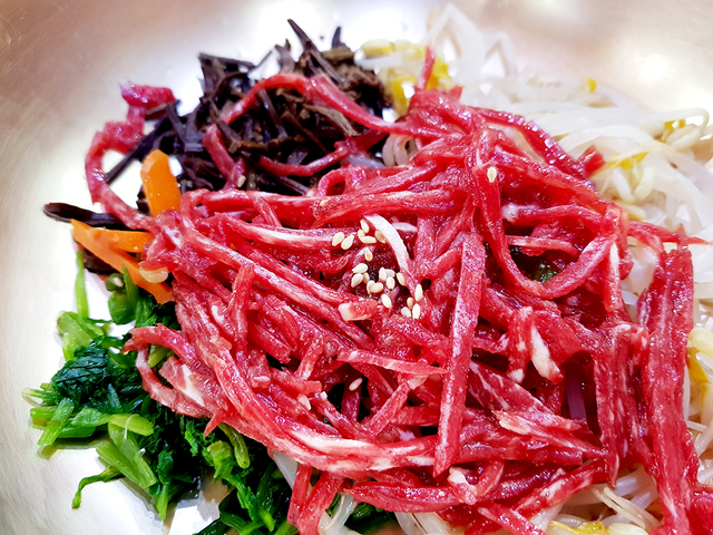 ‘백수식당’의 육회비빔밥.