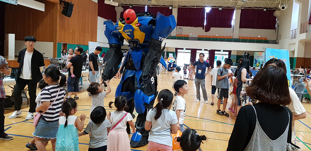 가족 단위 관람객들에게 인기를 끈 ‘로봇 SW 페스티벌’.