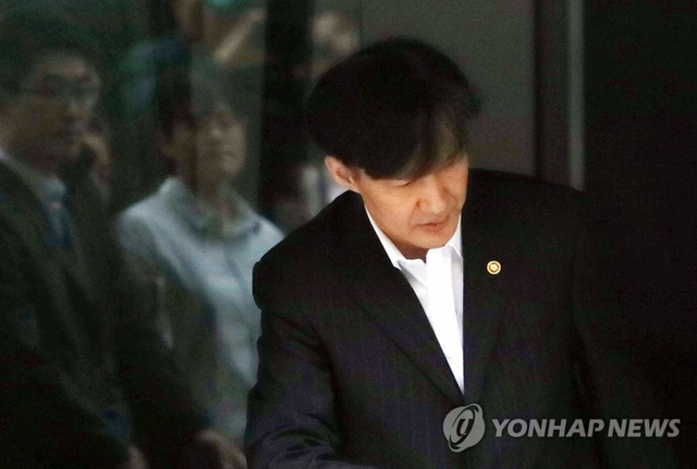 조국 법무부 장관이 27일 오전 서울 서초구 자택을 나서고 있다.