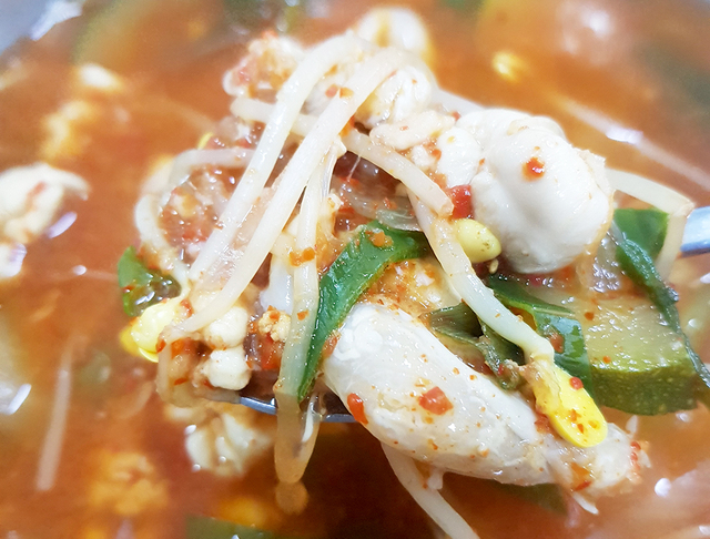 도동항 ‘두꺼비식당’의 오징어내장탕.