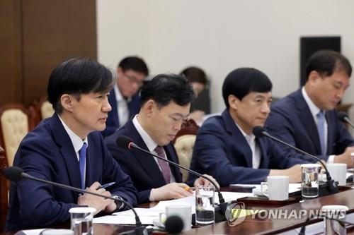 조국 법무부 장관이 30일 오전 청와대 여민관에서 문재인 대통령에게 업무보고를 하고 있다.