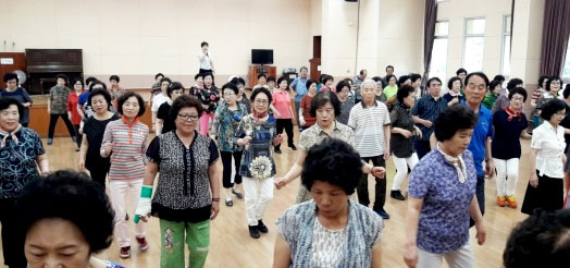 포항시가 운영하고 있는 노인교실에서 시민들이 건강체조를 하고 있는 모습./포항시 제공