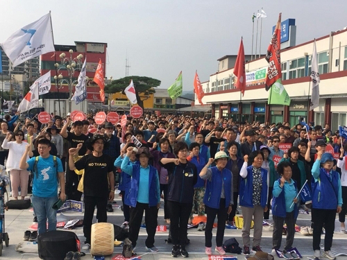사드배치반대 김천시민대책위원회 등 사드반대 6개 단체 회원들이 지난 5일 김천역 앞 광장에서 ‘사드 철회 및 기지공사 중단 제10차 범국민평화행동’ 집회를 열고 있다.  /나채복기자