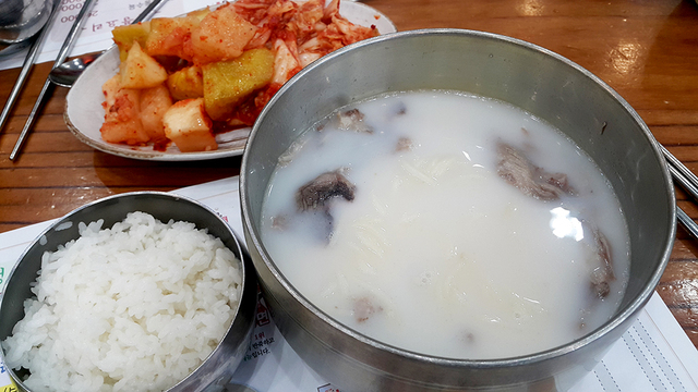 서울 ‘하영호신촌설렁탕’의 설렁탕. 사골, 소대가리, 잡뼈를 곤 국물이다.