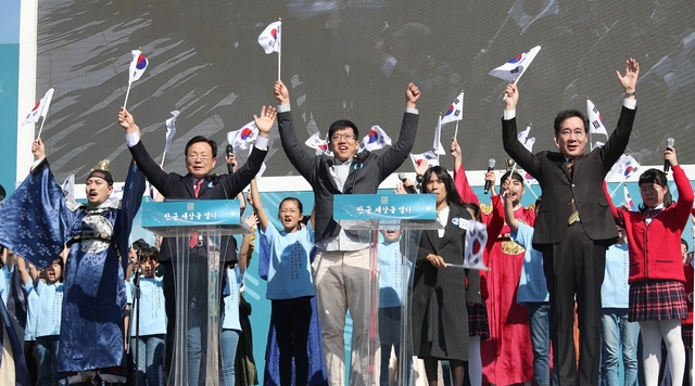 이낙연 국무총리가 9일 오전 서울 광화문광장에서 열린 573돌 한글날 경축식에서 참석자들과 함께 만세삼창을 하고 있다. /연합뉴스