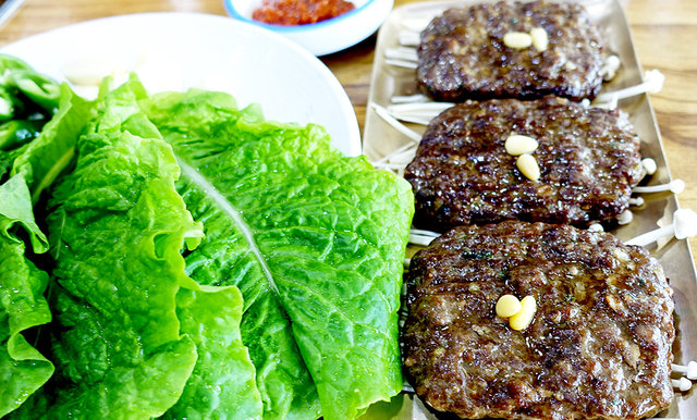 ‘성암골가마솥국밥’의 떡갈비