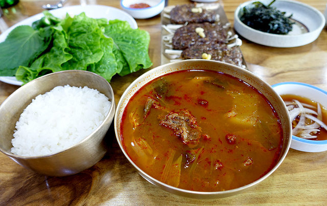 ‘성암골가마솥국밥’.