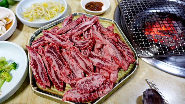‘옛진못식육식당’의 ‘한우막구이’. 길게 썬 갈비살이 특이하다.