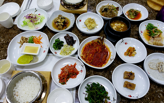 ‘다정한정식’은 1인당 밥솥 하나다. 당연히 맛있다.