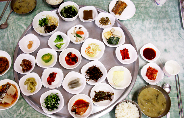 ‘중남식당’의 반찬 그릇은 20개 정도. 반찬 가짓수는 30개에 가깝다.