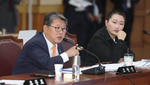우리공화당 조원진 의원이 10일 오전 대구시청에서 열린 2019년도 국회 행정안전위원회의 대구시 국정감사에서 더불어민주당 김영호 의원의 일부 발언이 대구시민의 자존심에 상처를 줬다고 비난하고 있다.