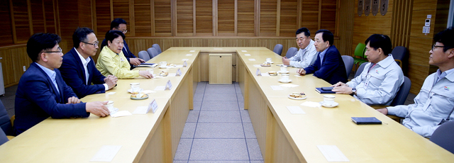 성주군은 지속적인 간담회 등을 통해 중소기업 지원책을 모색한다.
