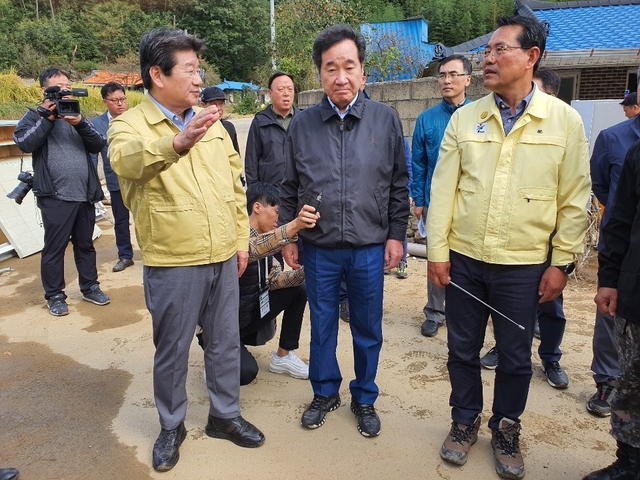 이낙연 국무총리가 주말인 13일 경북 울진군 기성면 삼산리의 태풍 미탁 피해마을인 골말마을을 방문해 주택피해 복구현장을 점검하고 있다. /장인설기자
