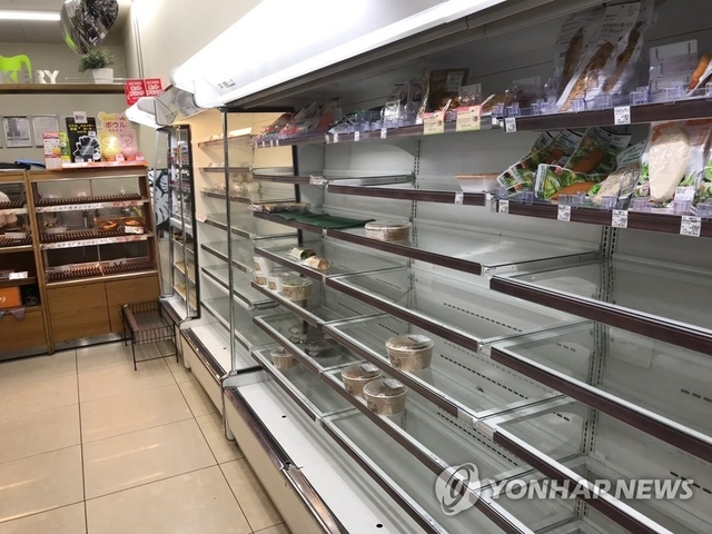 대형 태풍 하기비스가 접근하며 일본에서 생필품을 미리 사재기하는 움직임이 퍼진 가운데 11일 도쿄(東京) 도요스(豊洲)의 한 편의점 판매대가 거의 비어있다.