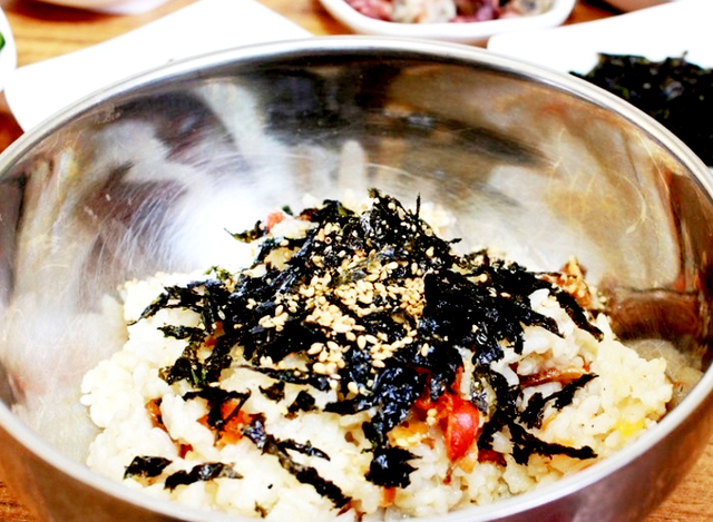 저동항 정애식당 홍합밥.